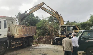 Hình ảnh cưỡng chế thu hồi đất đối với hộ gia đình ông Nguyễn Văn Côi. 