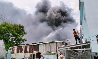 Dãy cửa hàng ở cảng cá Thọ Quang bốc cháy giữa trưa