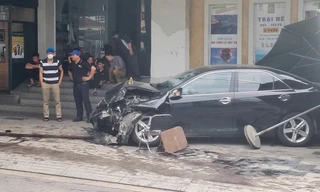 Ô tô gây tai nạn liên hoàn ở Quảng Ngãi, 2 người bị thương