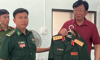 Thu giữ nhiều phong bì tiền của đối tượng giả danh Thượng tướng quân đội và ‘trợ lý’