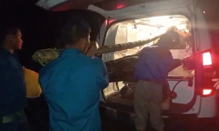 Xuyên đêm băng rừng vượt núi khiêng bệnh nhân đi cấp cứu