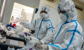 Đẩy nhanh tốc độ lấy mẫu xét nghiệm ở Đà Nẵng. Ảnh: Nguyễn Thành