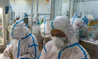 Lấy mẫu xét nghiệm COVID-19 tại CDC Đà Nẵng. Ảnh: Nguyễn Thành