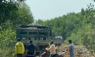 Chủ mỏ đất cho xe tải đổ đất, chặn đường 'giam lỏng' phóng viên