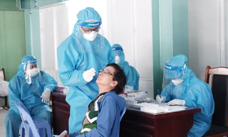 Lấy mẫu xét nghiệm truy vết COVID-19 trên địa bàn TP Đà Nẵng. Ảnh: Nguyễn Thành