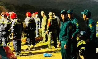 Mở đường, thả dây đưa thi thể du khách dưới vực sâu ở bán đảo Sơn Trà lên
