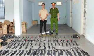 Điều tra đường dây làm giả giấy tờ, công an phát hiện ‘kho’ vũ khí