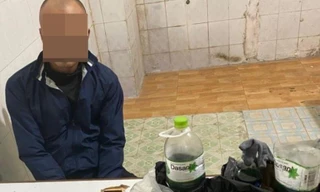 Bị đuổi việc, người làm thuê mang xăng đến nhà ông chủ để trả thù