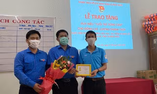 Anh Lương Thanh Thùy (phía ngoài cùng bên phải) được tặng Huy hiệu Tuổi trẻ dũng cảm. Ảnh: H.P