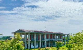 Trung tâm Dạy nghề kiểu mẫu Sơn Tịnh xây gần 10 năm vẫn dang dở.