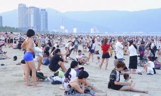 Đoàn khách chưa check-in chỗ nghỉ vác cả hành lý đi tắm biển Đà Nẵng