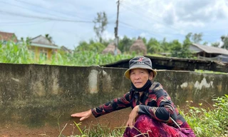 Nghe tiếng động lạ, người dân hoang mang phát hiện bê tông bỗng nhiên trồi lên mặt đất