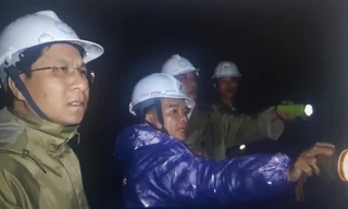 Ông Đặng Minh Thảo (trái), Bí thư Huyện ủy Trà Bồng, tỉnh Quảng Ngãi.