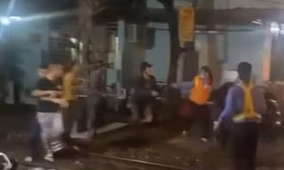 Nhóm thanh niên hành hung hai nữ nhân viên gác chắn đường sắt 