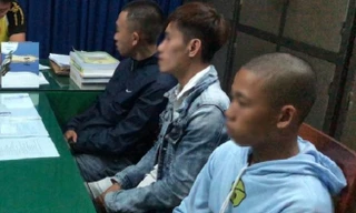 Nhóm đối tượng truy đuổi 5 cô gái. (Ảnh: Công an Mộ Đức).