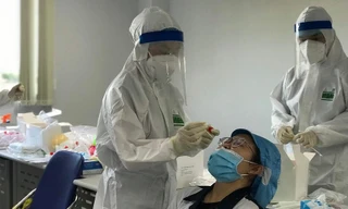 Tiến hành lấy mẫu xét nghiệm cho công nhân Công ty Hoya Lens Việt Nam, chi nhánh Quảng Ngãi. Ảnh: TP