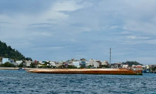 Vụ chìm sà lan ở Lý Sơn khiến 9 người chết và mất tích: Vì sao vẫn chưa trục vớt tàu kéo?