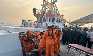 Quảng Ngãi yêu cầu khẩn trương trục vớt tàu kéo sà lan chìm trên biển Lý Sơn 