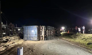 Lật xe chở gỗ keo ở Quảng Ngãi, 2 phụ nữ mang thai và 3 trẻ em bị thương 