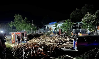 Toàn bộ lượng gỗ keo từ xe container đổ ra đường.