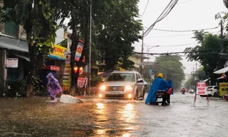 Mưa trắng trời, nhiều tuyến phố ở Quảng Ngãi ngập sâu trong nước