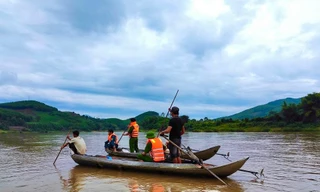 Lực lượng chức năng đang tìm cháu H. trên sông Trà Khúc.