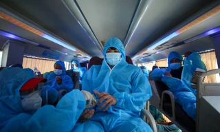 Người dân vui sướng vì giữa đường hồi hương có xe khách miễn phí đón đưa