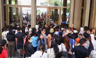 Bảo tàng Đà Nẵng đóng cửa giữa lúc dòng người đông nghịt chờ tham quan