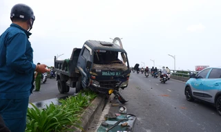 Thót tim cảnh xe tải mất phanh tông gãy trụ điện trên cầu vượt ở Đà Nẵng