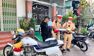 Cảnh sát giao thông bí mật ghi hình học sinh đi xe máy phân khối lớn đến trường