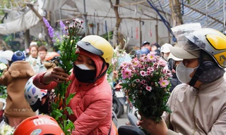 Chen chân ở chợ hoa TP Nam Định chiều 29 Tết