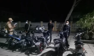 Một số thanh thiếu niên tụ tập đua xe trái phép bị lực lượng CSGT khống chế. Ảnh: Công an cung cấp