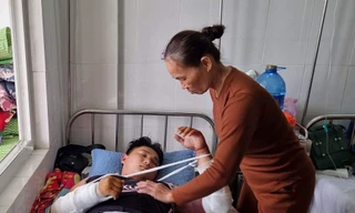 Hiện sức khoẻ của Đạt còn yếu, ăn ít, mọi sinh hoạt đều được người nhà hỗ trợ.