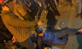 Nữ chủ quán xử lý thông minh khi thấy kẻ cướp cầm dao đi vào quán