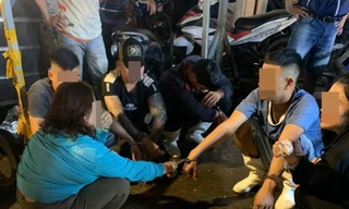 Tiểu thương buôn cá kéo nhau vào cảng Thọ Quang sát phạt 'bầu cua'