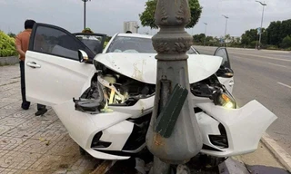 Ô tô biến dạng khi tông trụ đèn, 3 người nhập viện