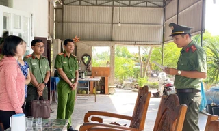 Cơ quan ANĐT Công an tỉnh Quảng Ngãi đọc quyết định khởi tố vụ án, khởi tố bị can Trần Thị Kiều Duyên. Ảnh: CACC