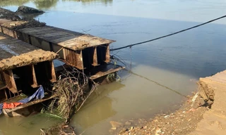 Sập cầu tạm trong đêm ở Quảng Ngãi, một công nhân bị nước cuốn trôi mất tích