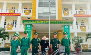 Tuổi trẻ biên phòng Quảng Ngãi tặng xe đạp, đỡ đầu học sinh nghèo miền núi, hải đảo đến trường