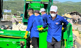 Đoàn viên thanh niên cùng người dân thu gom hàng chục tấn rác ở Sa Huỳnh