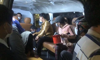 Nạn nhân được người nhà đưa lên xe cấp cứu chờ bên ngoài bệnh viện. Ảnh: M.H