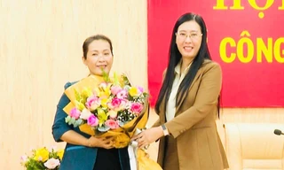 Bí thư Tỉnh uỷ Quảng Ngãi Bùi Thị Quỳnh Vân (phải), chúc mừng tân Phó Bí thư Tỉnh uỷ Đinh Thị Hồng Minh. Ảnh: PTQ