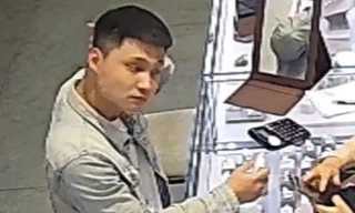 Nam thanh niên vào cửa hàng vàng ở Đà Nẵng trộm nhẫn kim cương