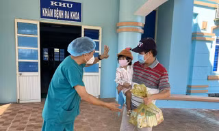 Bé gái 2 tuổi ở Quảng Ngãi được công bố khỏi bệnh và cho xuất viện. (Ảnh: H.V)