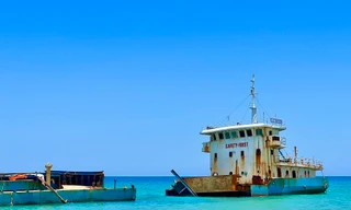 Sau gần 8 tháng mắc cạn, tàu sắt gãy đôi trên biển Sa Huỳnh hiện ra sao?