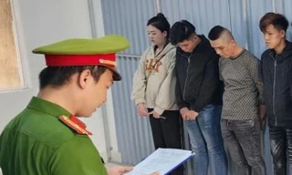 Nữ 'đại ca' dùng bình xịt tấn công công an khi bị truy đuổi