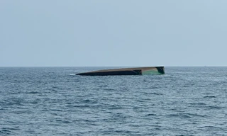 Chìm sà lan trên vùng biển Lý Sơn, 3 người tử vong, 2 người mất tích 