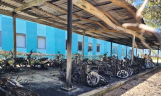 Cháy nhà để xe trường học, nhiều xe máy bị thiêu rụi