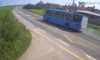 Kinh hoàng cảnh xe khách chở 44 người mất lái lao xuống ruộng, tài xế tử vong