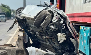 3 người trong ô tô thoát chết trong gang tấc sau cú va chạm kinh hoàng với container